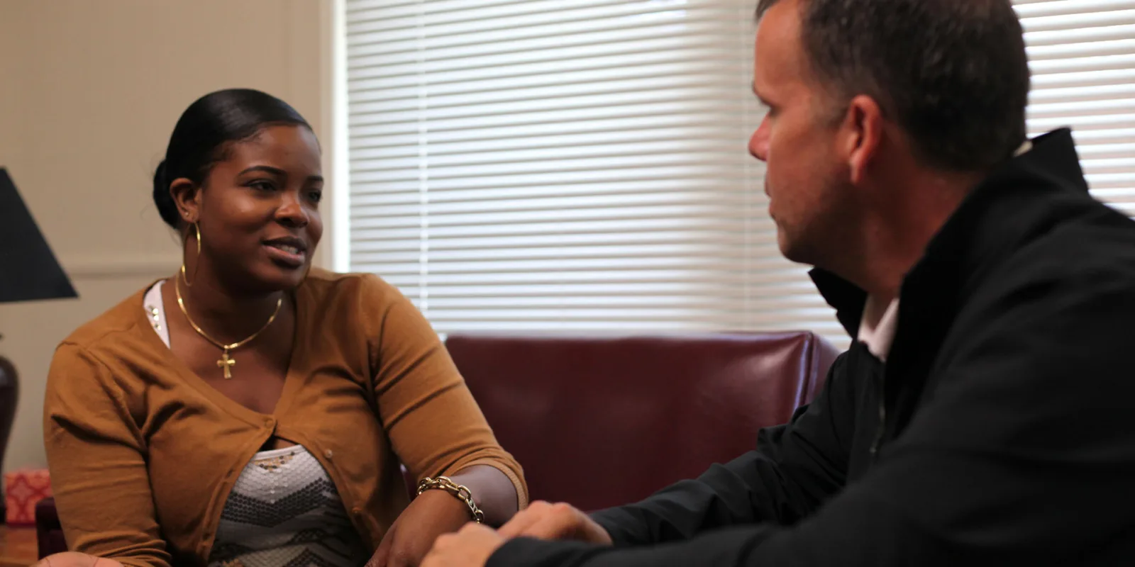 wid_msw-advanced_image2 social worker on couch with client